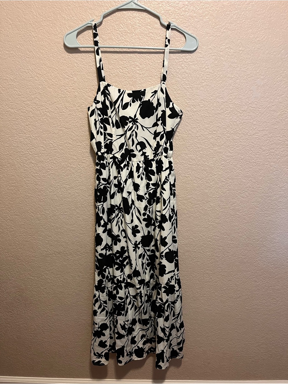 Evereve Black & White Floral Spaghetti-Strap Maxi Dress